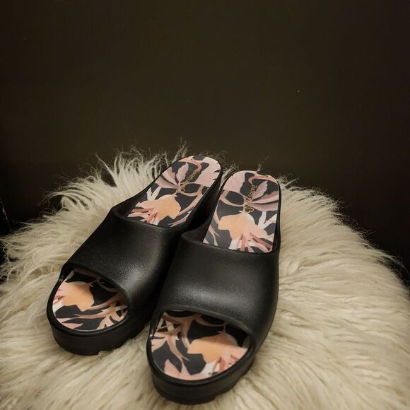 NWOT BareTraps Black Wedge Sandals - Picture 1 of 7